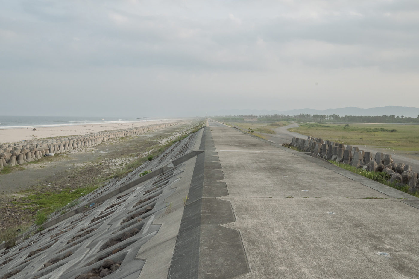 吉田浜海岸の防潮堤の写真1